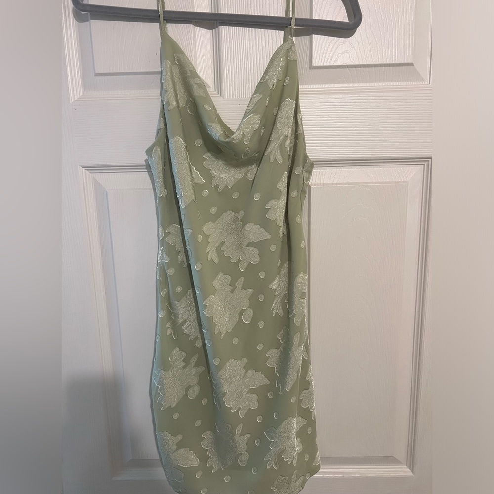 Hello Molly. Size small. Worn once.